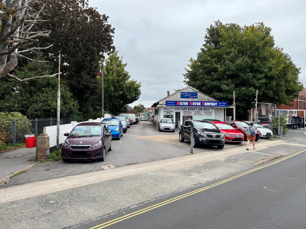 Lot: 118 - HALF ACRE SITE COMPRISING CAR SALES LOT CAR REPAIR GARAGE AND OVER 40 LOCK-UP STORES - 